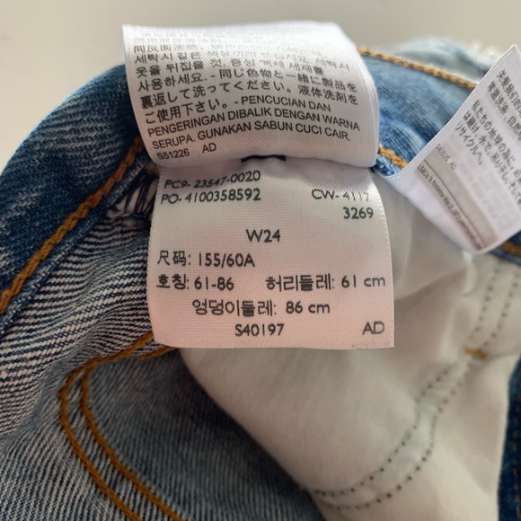 SOLD* Vintage Levi’s shorts (distressed) - Size 24 - Picture 9 of 9